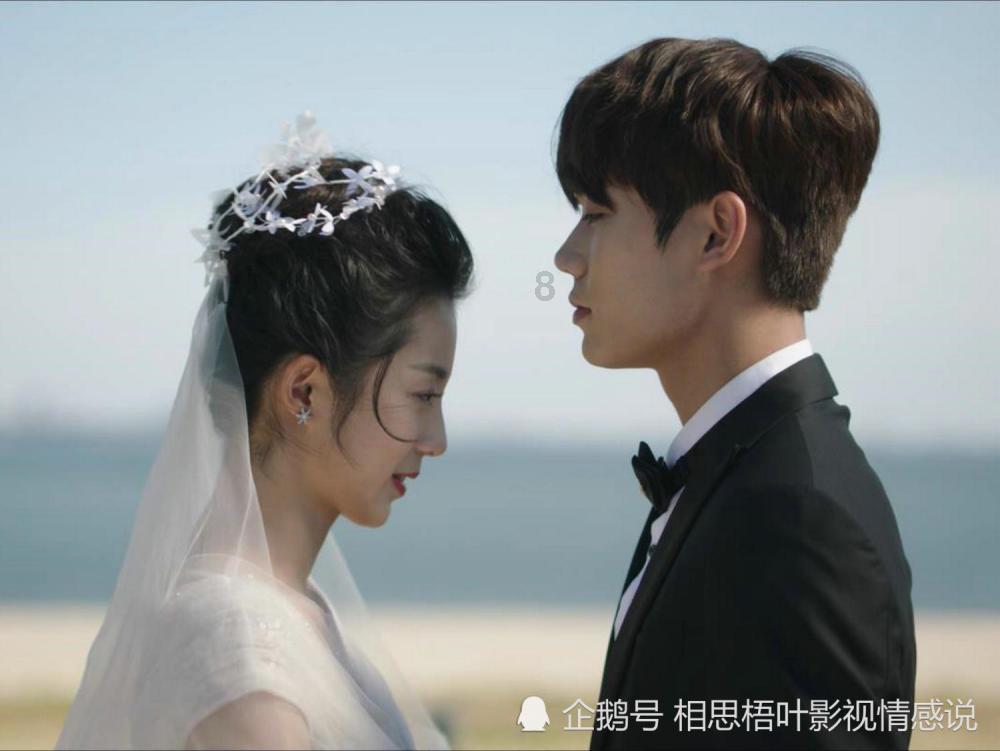 村超球场上的暖心画面,即使是下雨天也无法抵挡球迷对球赛的热情