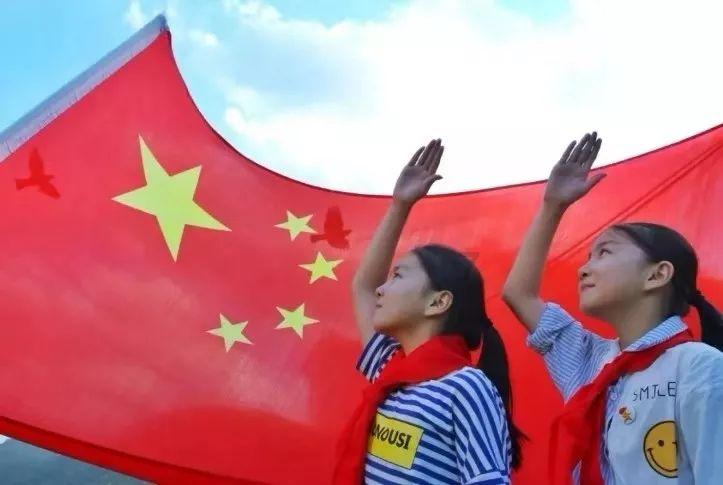 戍边21年老兵光荣退伍戴满身军功章归家！致敬！